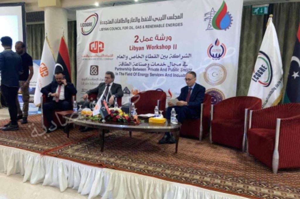 سبوتنيك: من بينهم ليبيا.. خبراء يوضحون أسباب تذبذب أسعار النفط واحتمالية بلوغه 100 دولار
