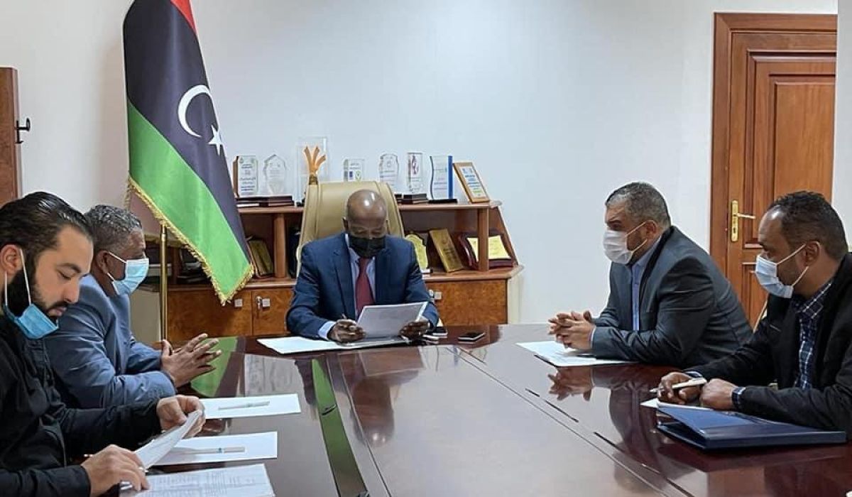 وزارة العمل تبحث مع مؤسسة رجال الأعمال إمكانية تشغيل الباحثين عن وظائف