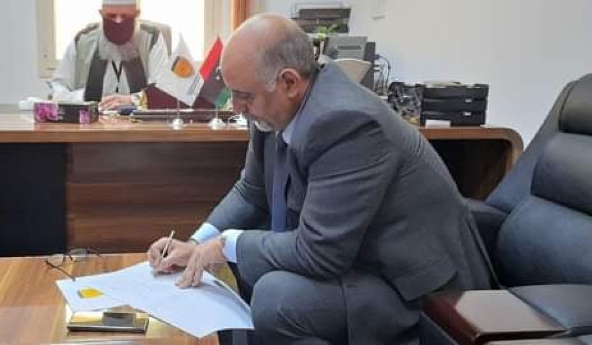 وزير التخطيط بالوحدة الوطنية يقوم بتعبئة إقرارالذمة المالية