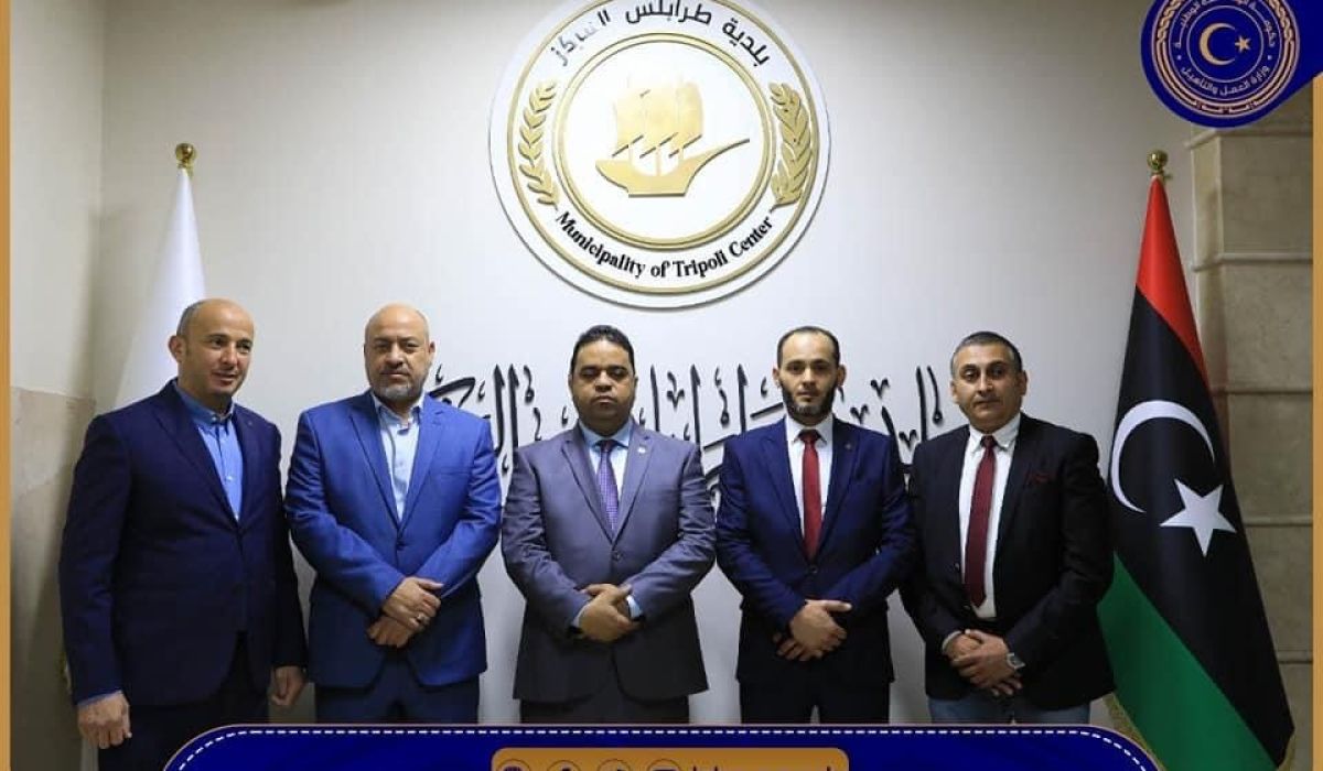 وزير العمل والتأهيل يزور مقر بلدية طرابلس المركز