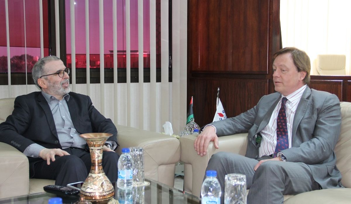 صنع الله في اجتماعه مع بيكر: يجب أن تبقى المؤسسة مستقلة وبمنأى عن جميع المساومات السياسية والعسكرية