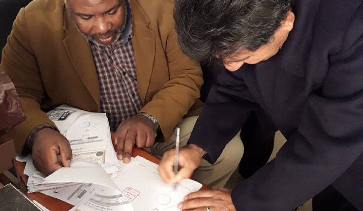 أبو عرابة: توزيع صكوك بقيمة 12 ألف دينار لعدد من أهالي تاورغاء المستفيدين من اتفاق جبر الضرر مع مصراته