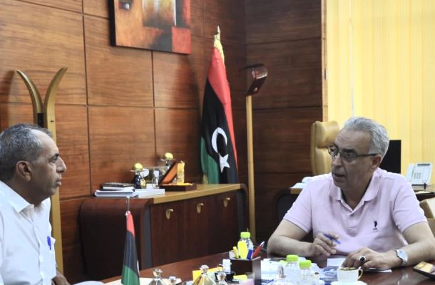 وزير التخطيط والمالية بالحكومة الليبية يجتمع مع عمداء بلديات المنطقة الشرقية