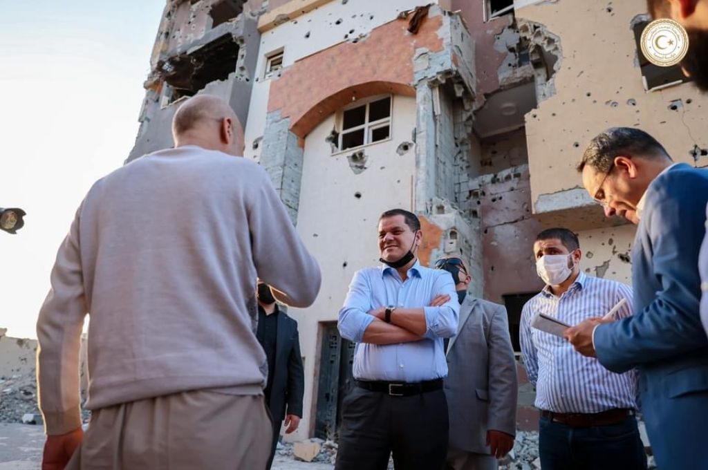 الدبيبة يقوم رفقة عدد من وزراء الحكومة بزيارة المناطق المتضررة جراء الحرب جنوب العاصمة