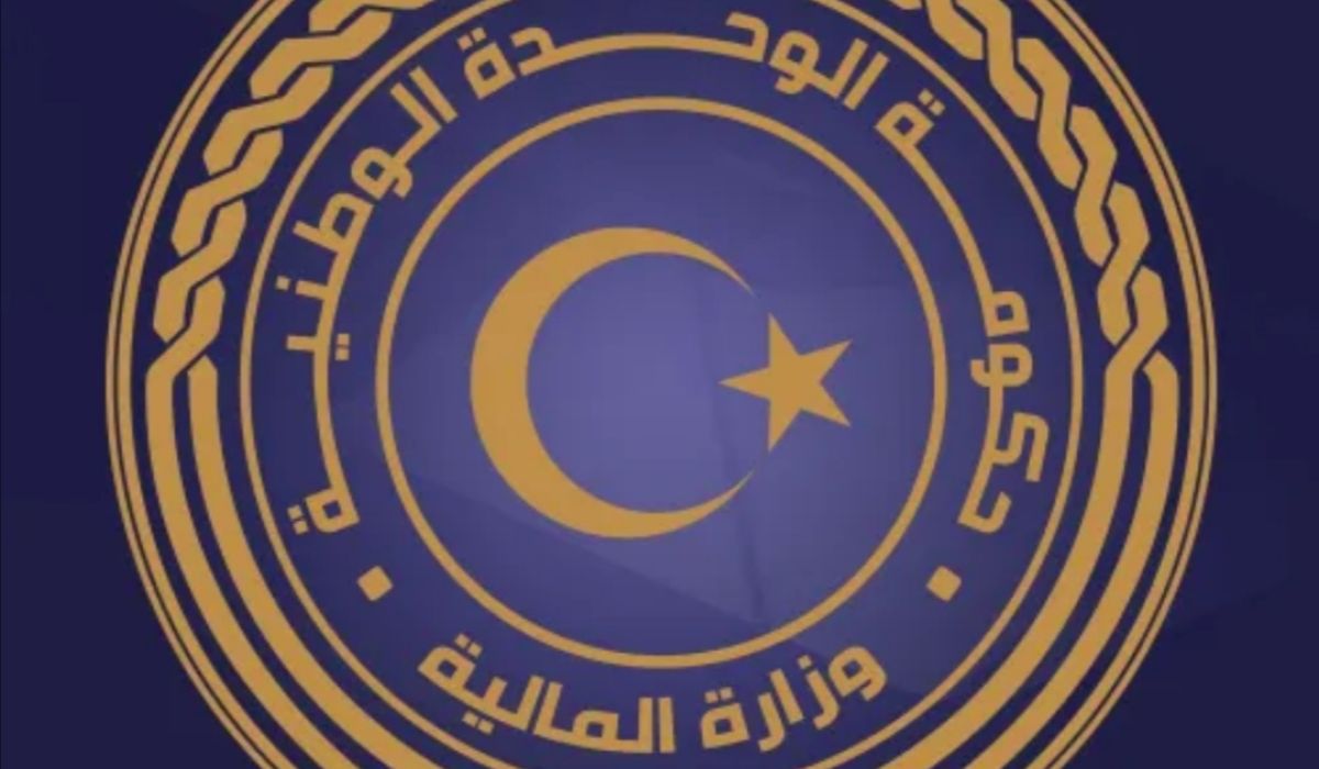 المالية تقوم بتسليم أذونات الصرف الخاصة بمرتبات شهر أكتوبر