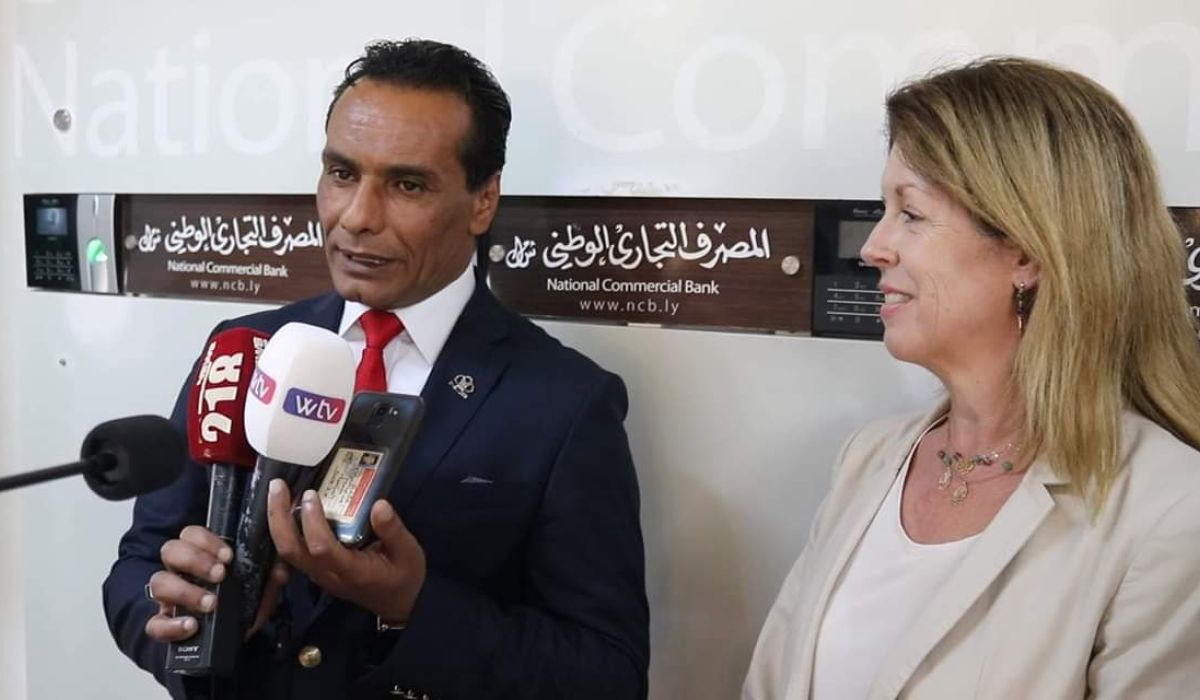 وليامز تلتقي مدير المصرف التجاري الوطني وتناقش معه المشاكل والعراقيل