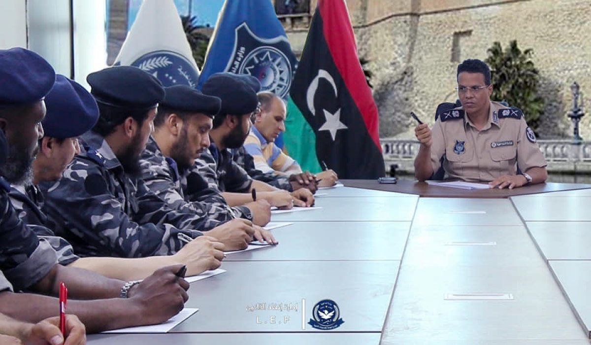 أصحاب شقق مشروع طريق المطار يحتجون أمام إدارة إنفاذ القانون بسبب تأخر تنفيذ الإخلاء