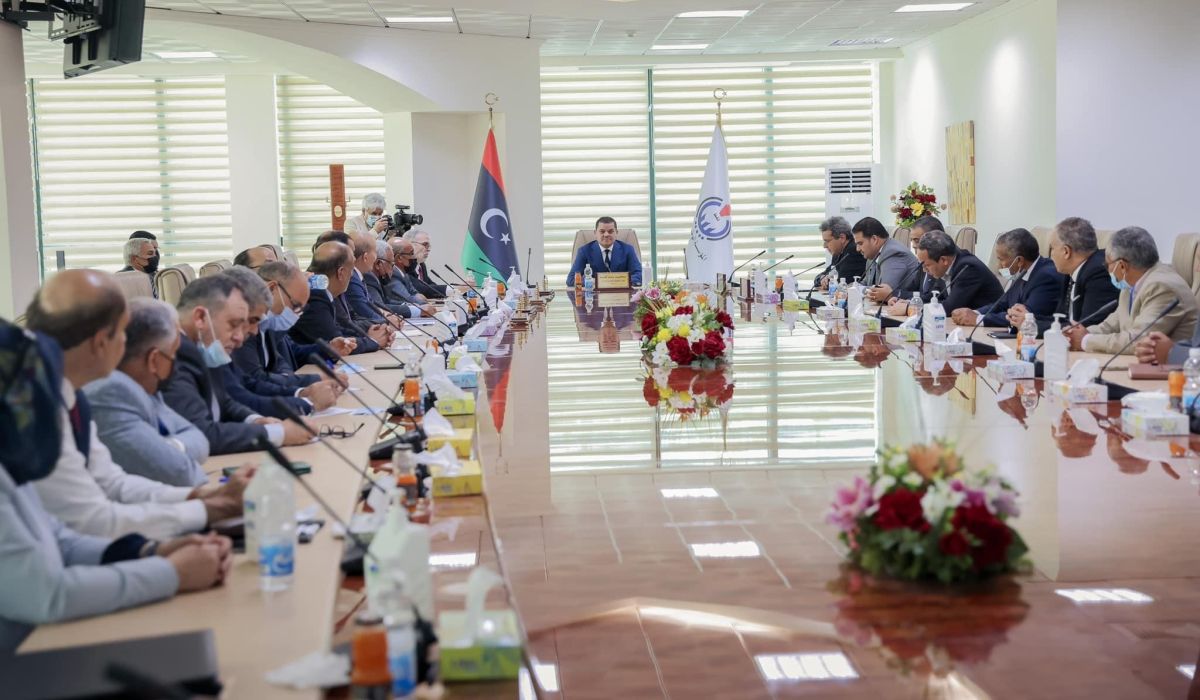 ضمنها تشجيع الاستثمار داخليًا لتطوير المنشآت النفطية ..الدبيبة يجتمع مع مسؤولي قطاع النفط لمناقشة عدة مواضيع