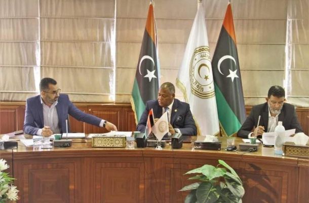 مدير الإدارة البحرية بالليبية للموانئ يناقش عدد من الخدمات المتعلقة بتقديم خدمات بحرية لعدد من الجهات المحلية
