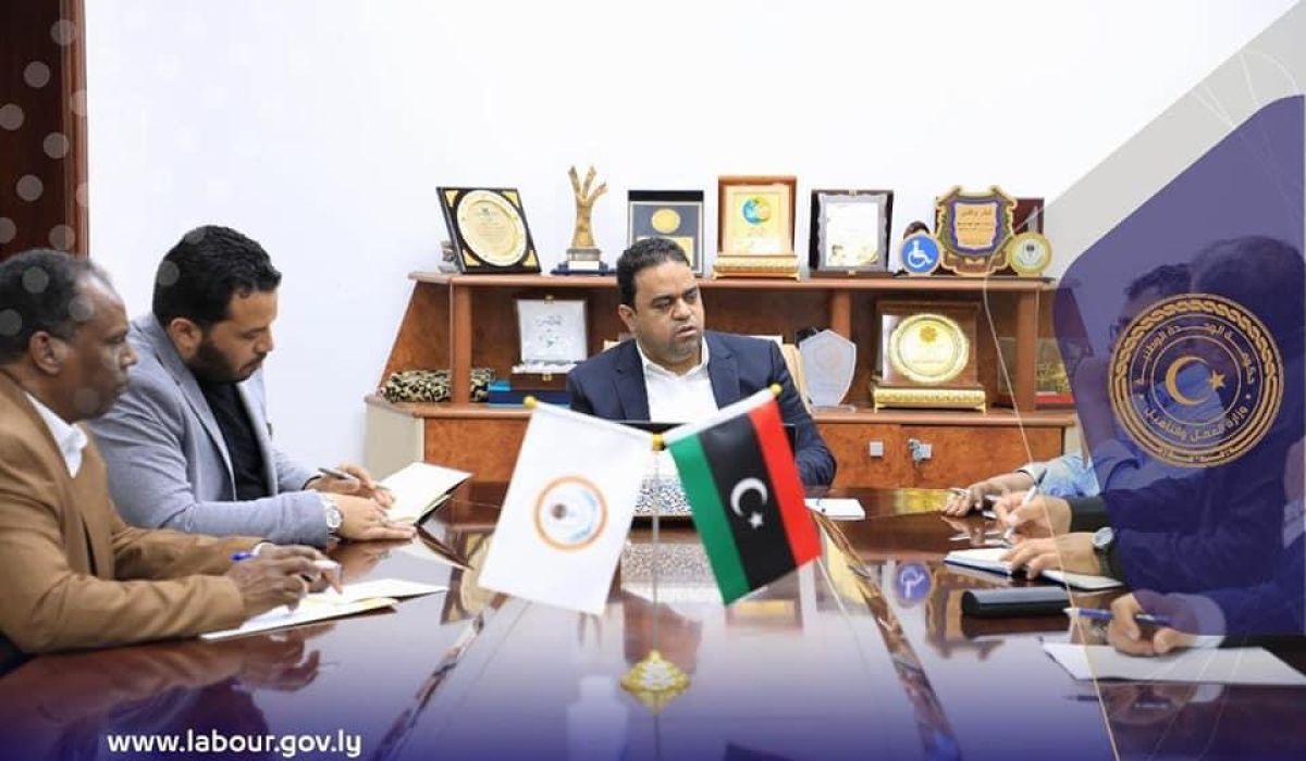 العابد يجري اجتماعاً لمناقشة آخر مناشط ديوان الوزارة ومكاتب العمل بالبلديات