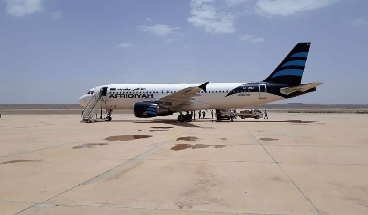 الخطوط الأفريقية تفرغ حمولتها من الإغاثة بعد هبوطها في مطار غات اليوم