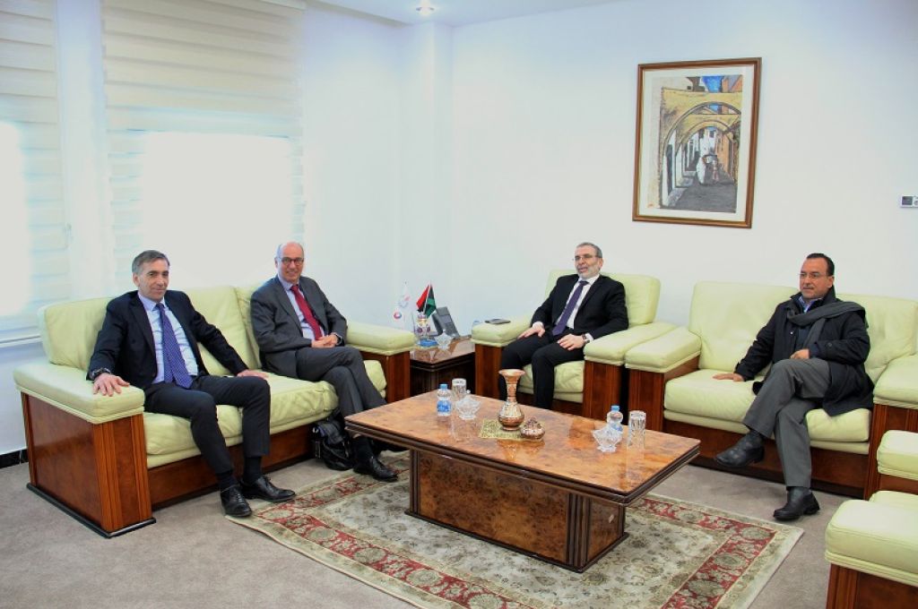 وكيل عام وزارة الصحة بالحكومة المؤقتة يناقش إحتياجات بلدية الكفرة  “الصحية والمالية”