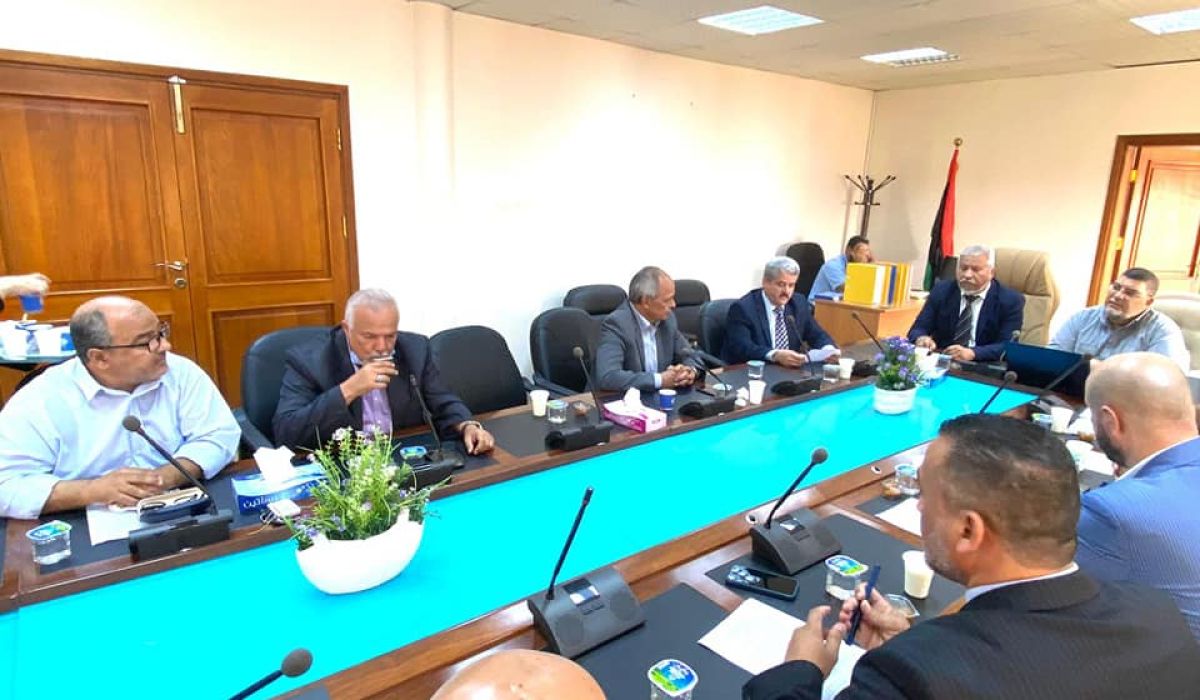 الصناعة والمعادن تقيم مراسم الاستلام والتسليم بين مجلسي إدارة المؤسسة الوطنية للتعدين
