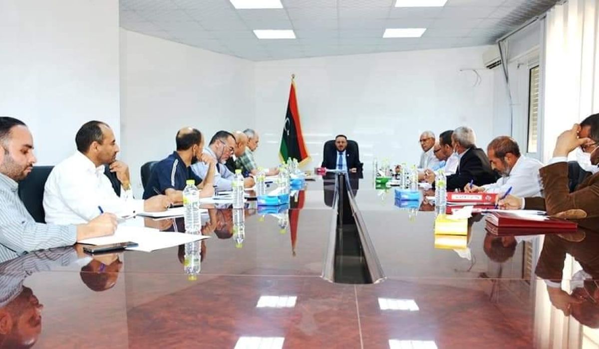 أبوهيسه يجتمع لمناقشة تقارير العمل الخاصة بالإدارات والمكاتب المستهدفة خلال الأشهر الثلاثة الماضية