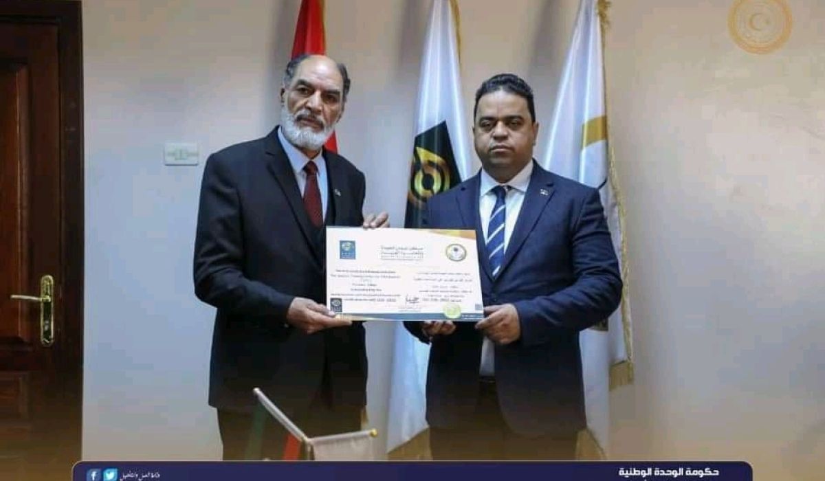"العابد" يقوم بمنح الإعتماد المؤسسي للمركز النوعي للصناعات النفطية بالزاوية