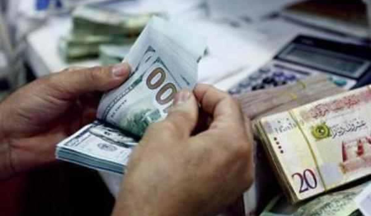 الدولار دون الـ 7 دينار لأول مرة منذ أسبوع