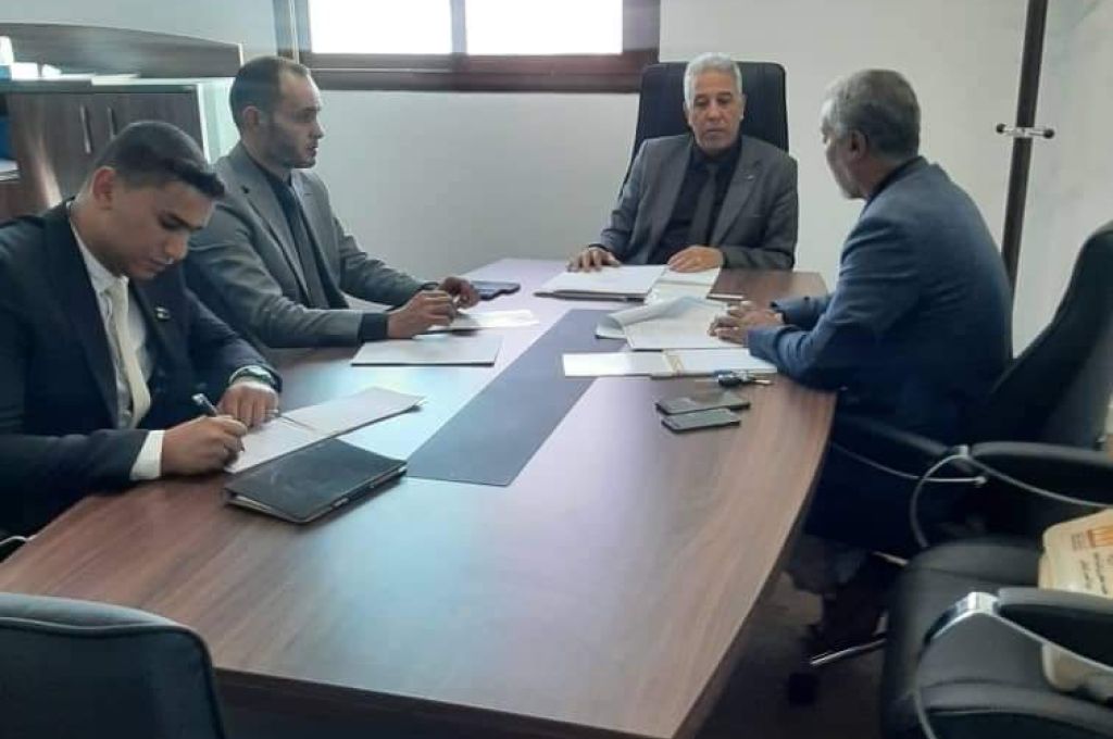 تعبئة إقرار الذمة المالية من قبل رئيس مركز جمرك ميناء الخمس البحري