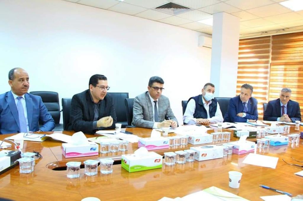 الثني يواصل بحث ملف المواطنين العالقين بالخارج ويتخذ حزمة من الإجراءات