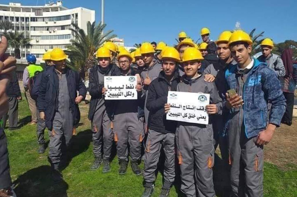 نقابة عمال النفط تجهز لوقفة احتجاجية أخرى ذات صدى أكبر للمطالبة بفتح الموانئ النفطية