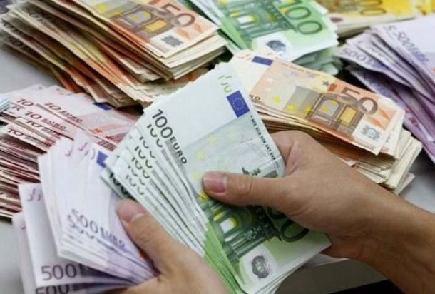 إندبندنت: الدينار الليبي سيواجه الإنهيار أمام العملات الأجنبية