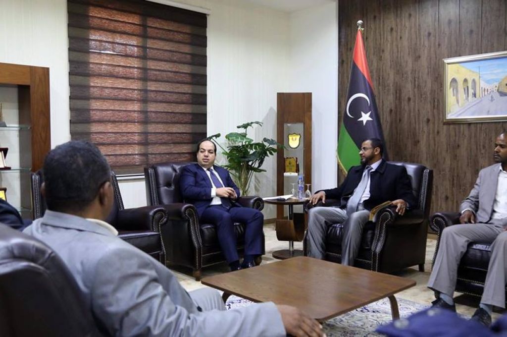 وكيل عام وزارة الصحة بالحكومة المؤقتة يناقش إحتياجات بلدية الكفرة  “الصحية والمالية”