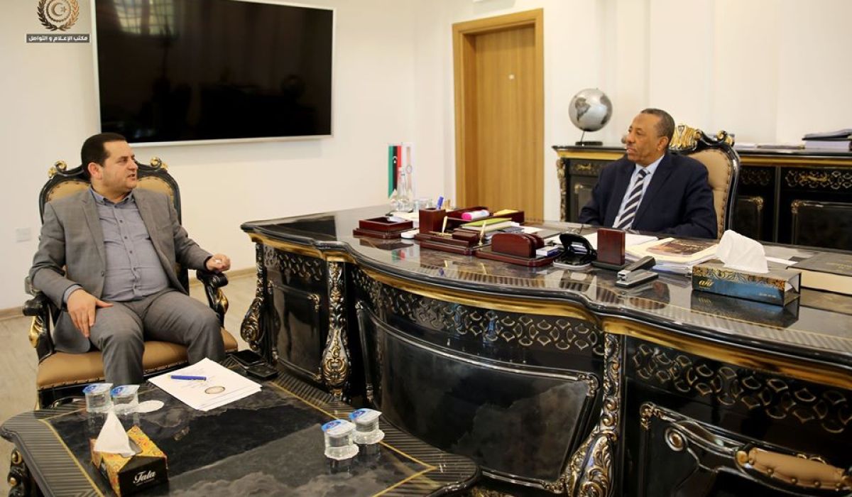 الثني يواصل بحث ملف المواطنين العالقين بالخارج ويتخذ حزمة من الإجراءات