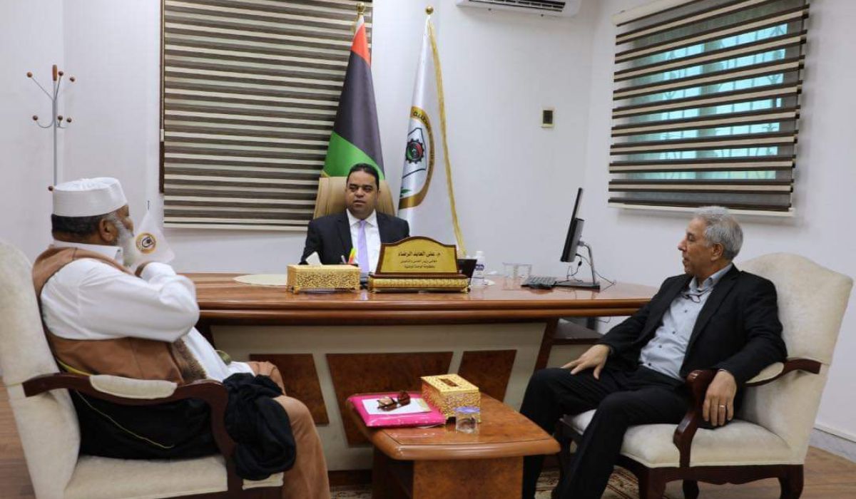 العمل والتأهيل تبحث مع رئيس جمعية الحبوب بفزان دعم عدد من المشاريع الريادية في التخصصات الزراعية