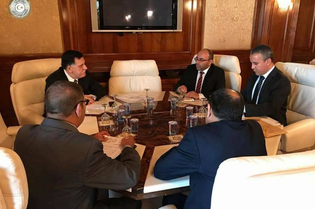 السراج يبحث مع وزير المالية تمويل مرافق وخدمات بالمنطقة الشرقية