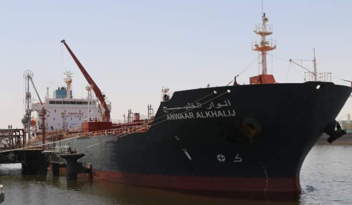 دخول الناقلة "أنوار الخليج" لميناء طرابلس البحري لتفريغ 34 مليون لتر من البنزين