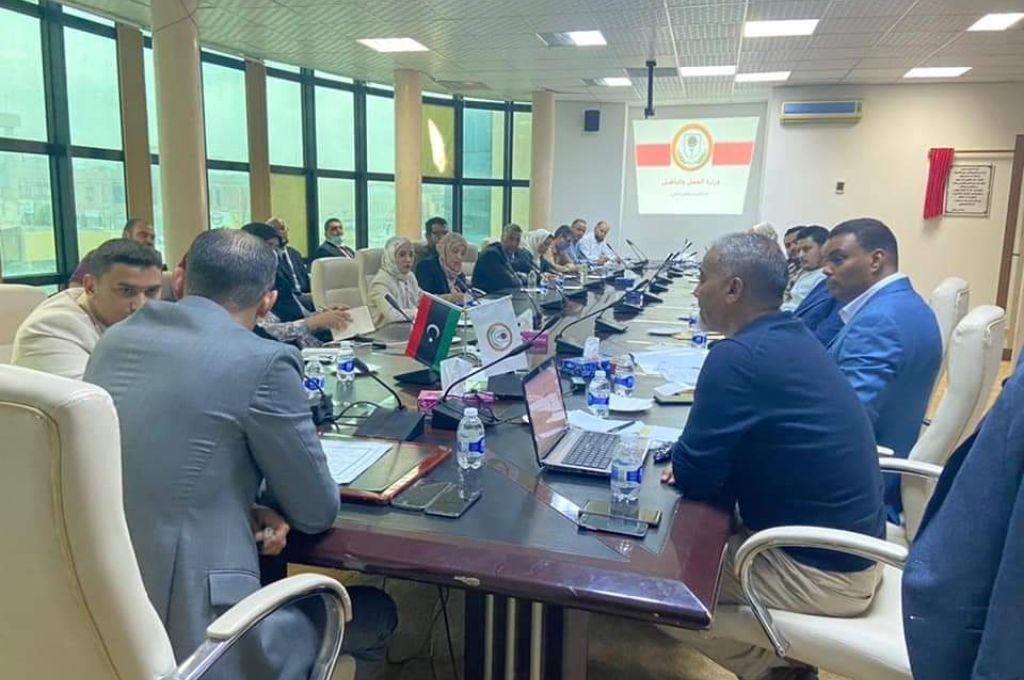 تعبئة إقرارات الذمة المالية من قبل عدد من المسؤولين بمصلحة الجمارك
