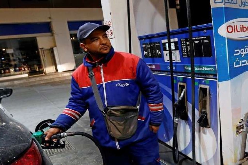 رويترز : مؤسسة النفط ببنغازي تتعهد بإرسال أموال بيع النفط لمركزي البيضاء