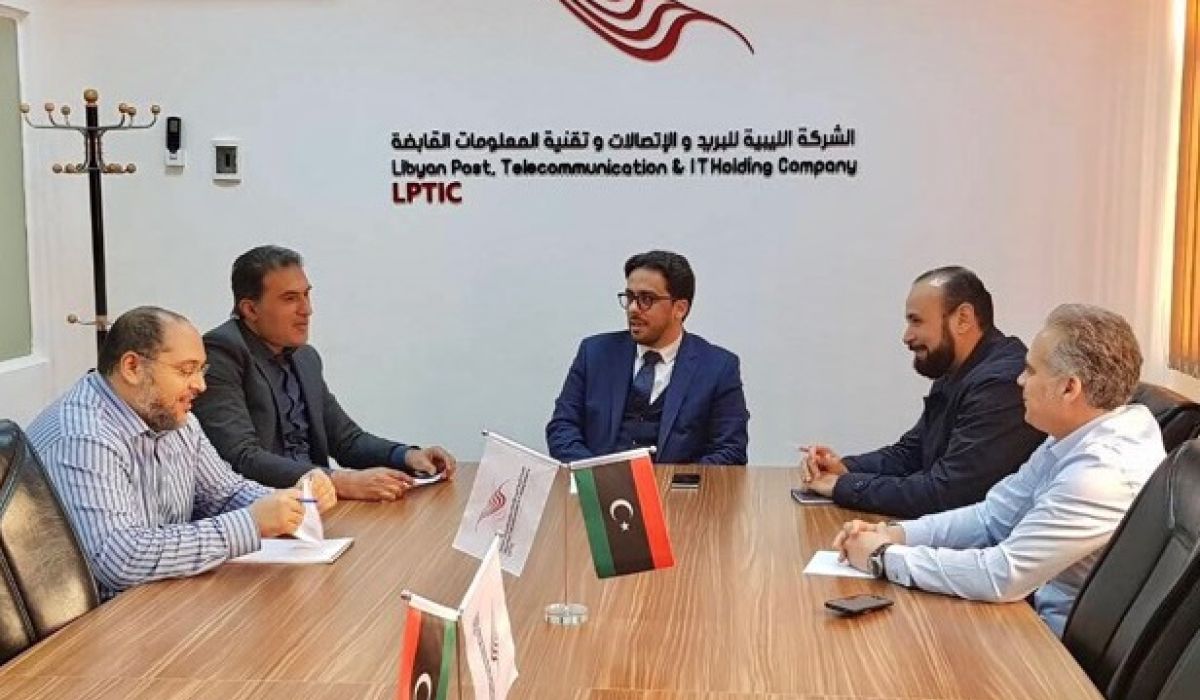رئيس شركة الاتصالات القابضة يجتمع بمدير الشركة بالمنطقة الشرقية لتوحيد الجهود
