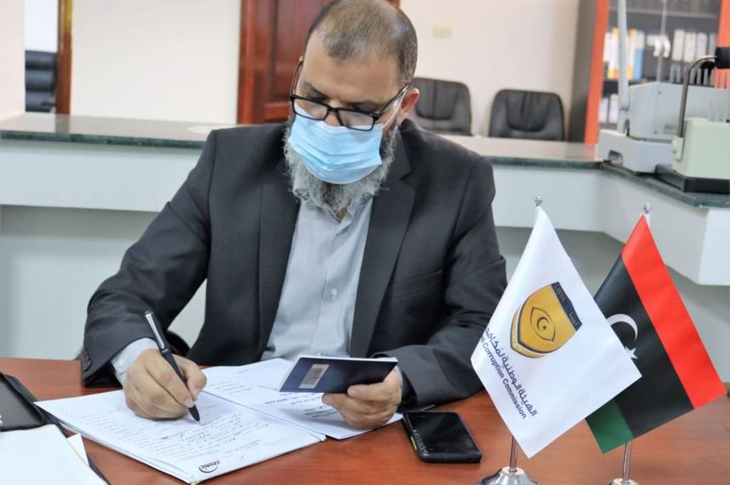 تعبئة إقرار الذمة المالية من قبل رئيس مركز جمرك ميناء الخمس البحري