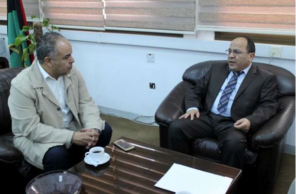 حماد يمنع المراقبين الماليين ومساعديهم من مغادرة أعمالهم دون إذن