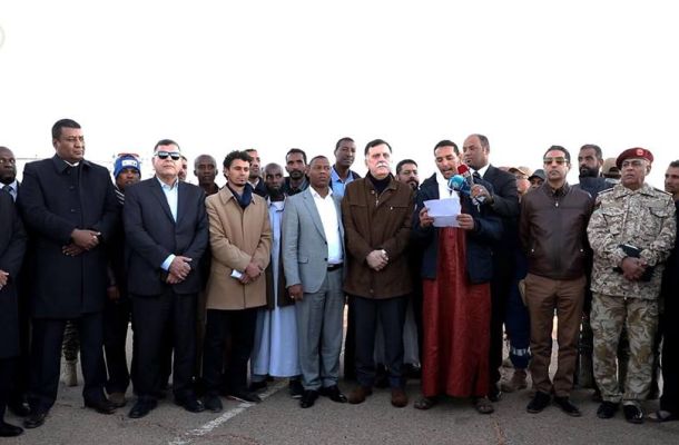 بلومبيرغ " تشكك في أسباب اندفاع حفتر وراء الحقول بالجنوب ، وصنع الله في الانتظار "