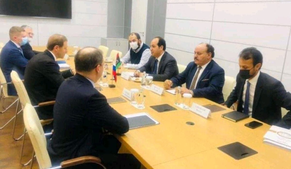 أحمد معيتيق يلتقي وزير الصناعة والتجارة الروسي في موسكو للبحث بملف الصناعة والكهرباء