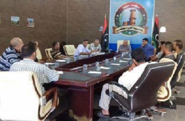 عميد بلدية طبرق يناقش مشاكلَ تكدس القمامة بشوارع المدينة