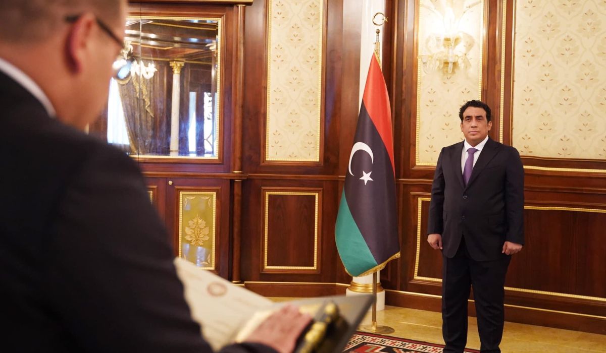 رئيس المجلس الرئاسي يعتمد عدداً من السفراء الجدد بعد أدائهم اليمين القانونية