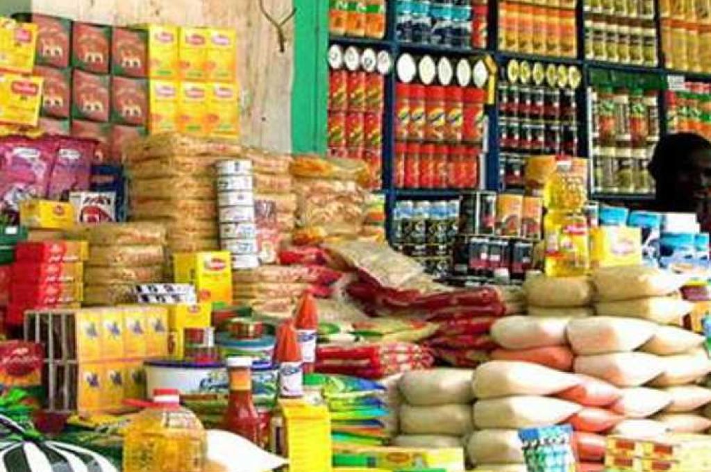 "بالفيديو" مواطنون غاضبون من تأخر صرف مرتباتهم يتظاهرون وسط ميدان الشهداء وقوات مكافحة الشغب تفرقهم