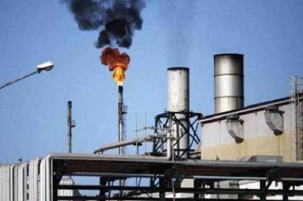 رويترز: مؤسسة النفط تُقلص الإنتاج في حقلي الشرارة والفيل