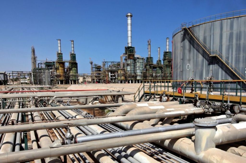 في لقاءٍ مع صدى .. عون يكشف عن مدى قانونية قرار "صنع الله "بإيقاف الإيرادات ورأي وزارته حول مستجدات إغلاق النفط الأخيرة