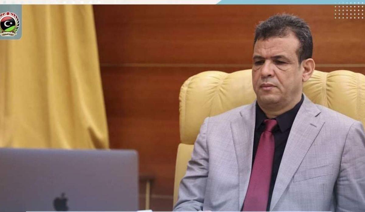وزير الصحة المكلف يبحث تحديث وتطوير الأنظمة والقوانين الصحية مع نظيره بسلطنة عمان