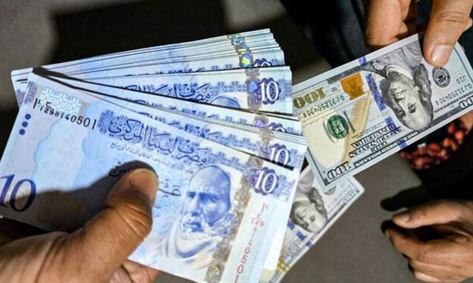 ذا ناشيونال: الكثير من الفساد المرتبط بالحكومتين يضع ليبيا في مأزق "مالي" خطير.. إليكم التفاصيل