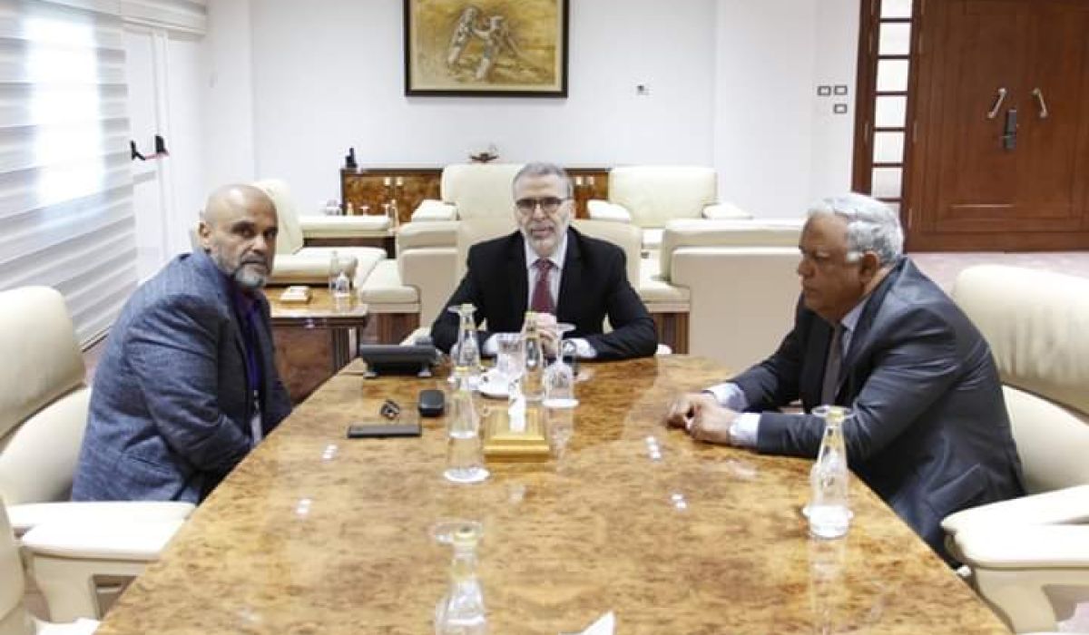 صنع الله يشدد على أهمية الالتزام بتوفير الوجبات للعاملين بالحقول النفطية