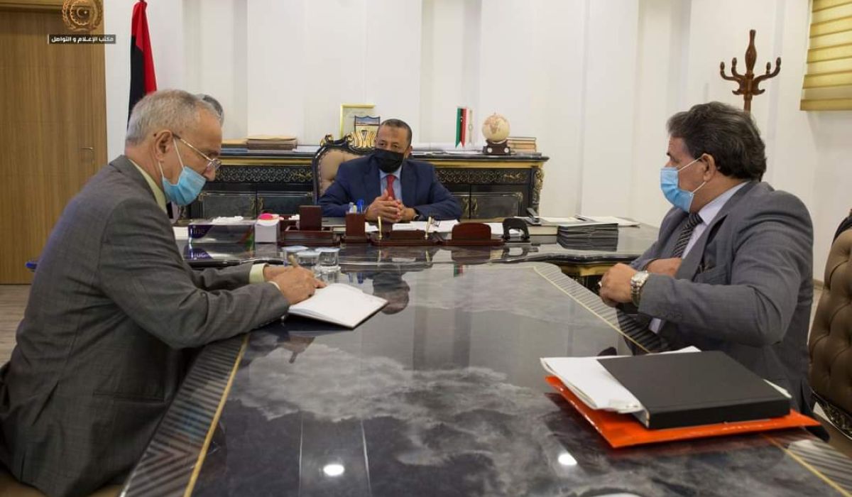الثني يبحث الصعوبات التي تواجه وزارتي المالية والصحة بالحكومة