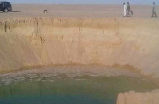 عميد بلدية طبرق يناقش مشاكلَ تكدس القمامة بشوارع المدينة