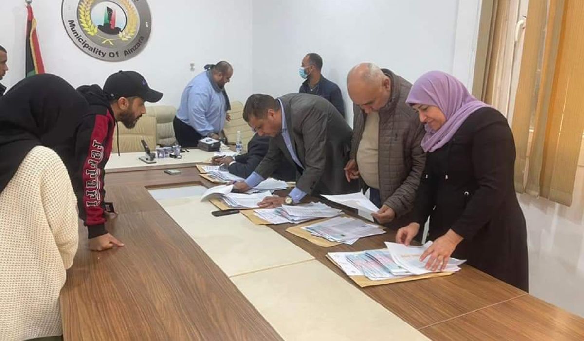 استمرار توزيع صكوك منحة الزواج للمستفيدين ببلدية عين زارة