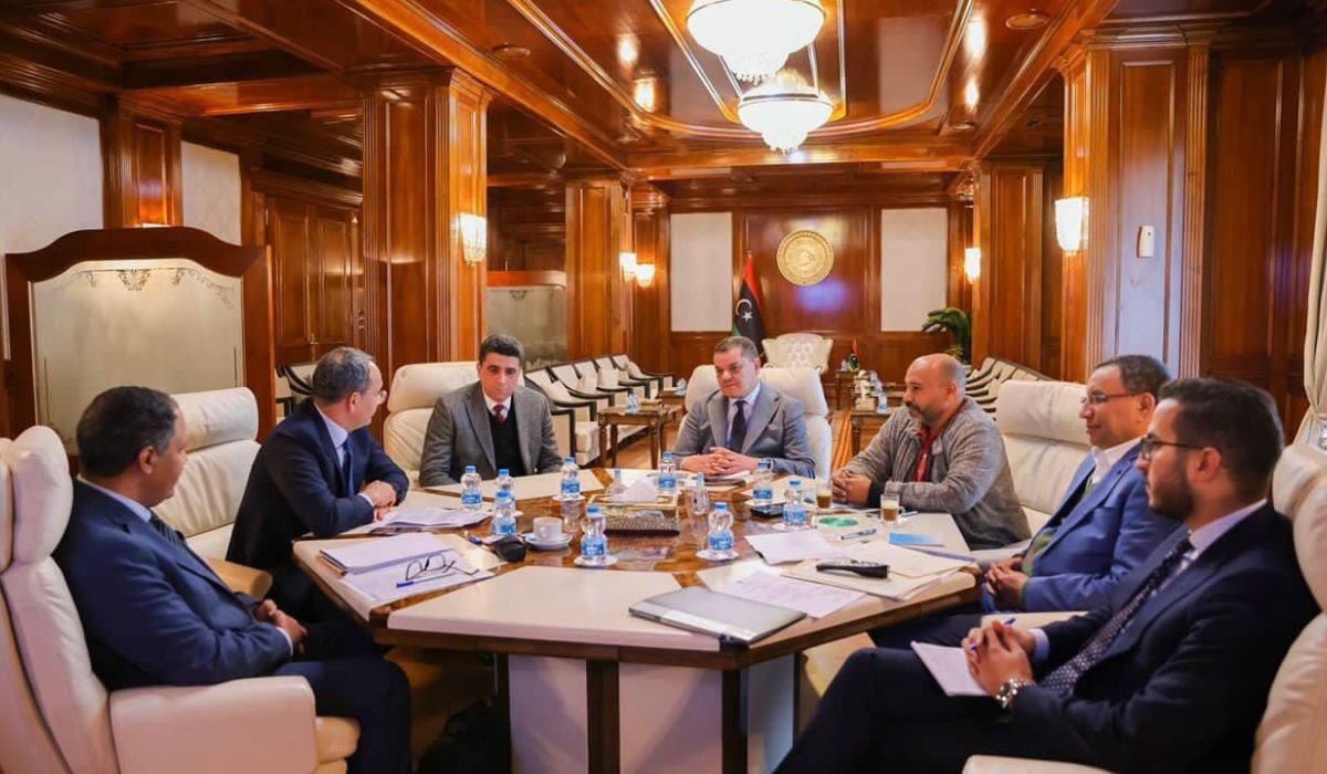 رئيس الحكومة يجتمع بمدراء صناديق إعادة الإعمار في المدن التي شهدت مواجهات مسلحة خلال الأعوام الماضية