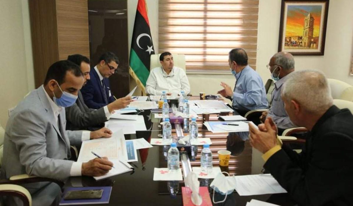 أمين عام مجلس الوزراء يناقش مع أعضاء لجنة دراسة ومراجعة عقود البرنامج الممول من الميزانية العامة جملة من المواضيع