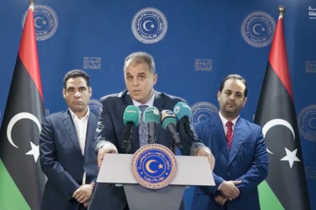 أعضاء مركز جمرك ميناء مصراتة البحري يضبط حاوية تحتوي على كميات كبيرة من الألعاب النارية